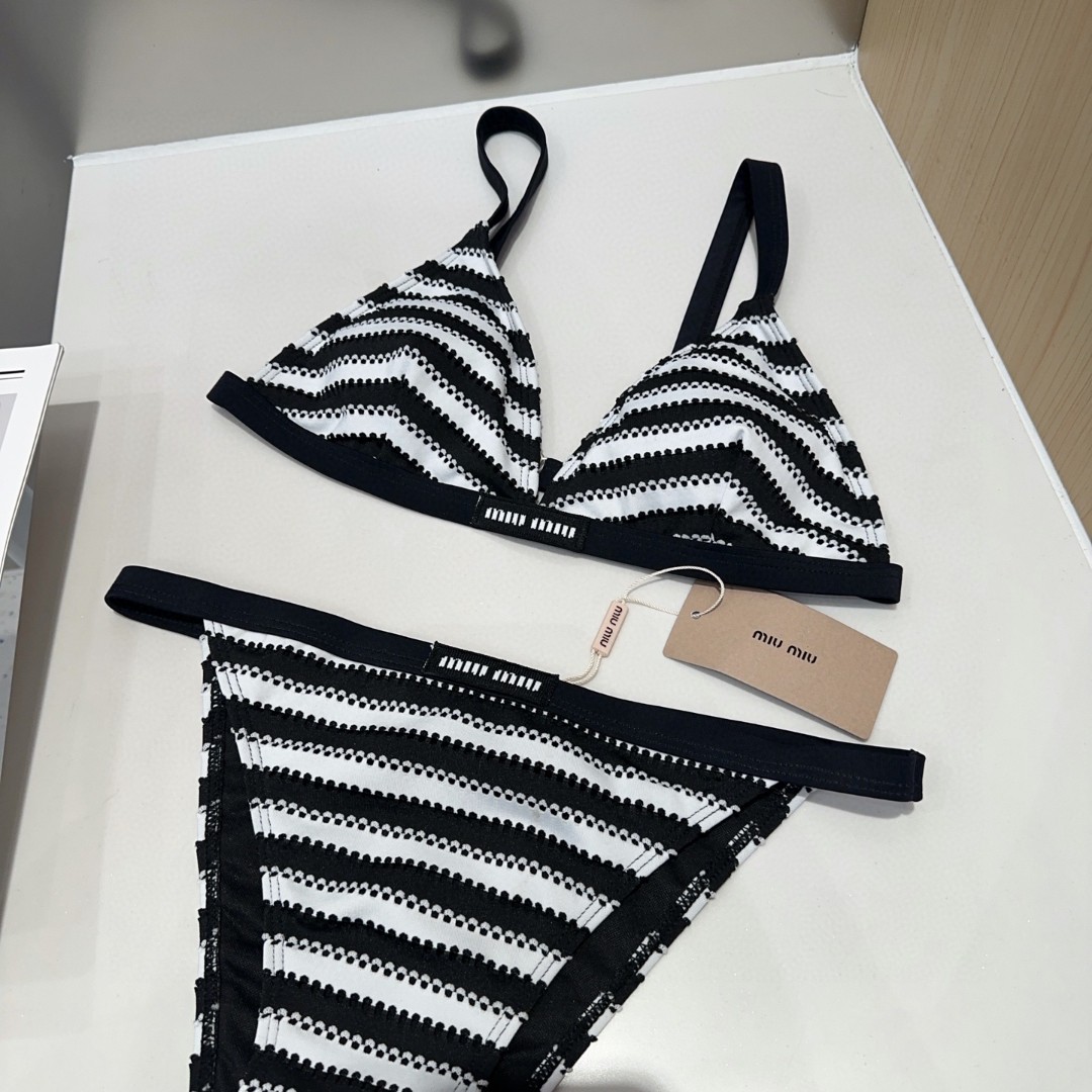 miumiu泳衣，实物实在太美了！拍不出来它的美😍谁穿谁美！很值得入手✋ SML