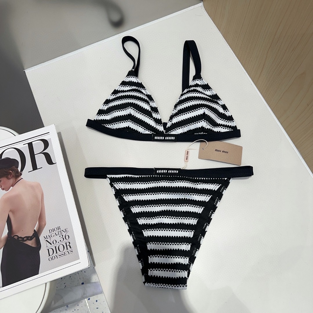 miumiu泳衣，实物实在太美了！拍不出来它的美😍谁穿谁美！很值得入手✋ SML