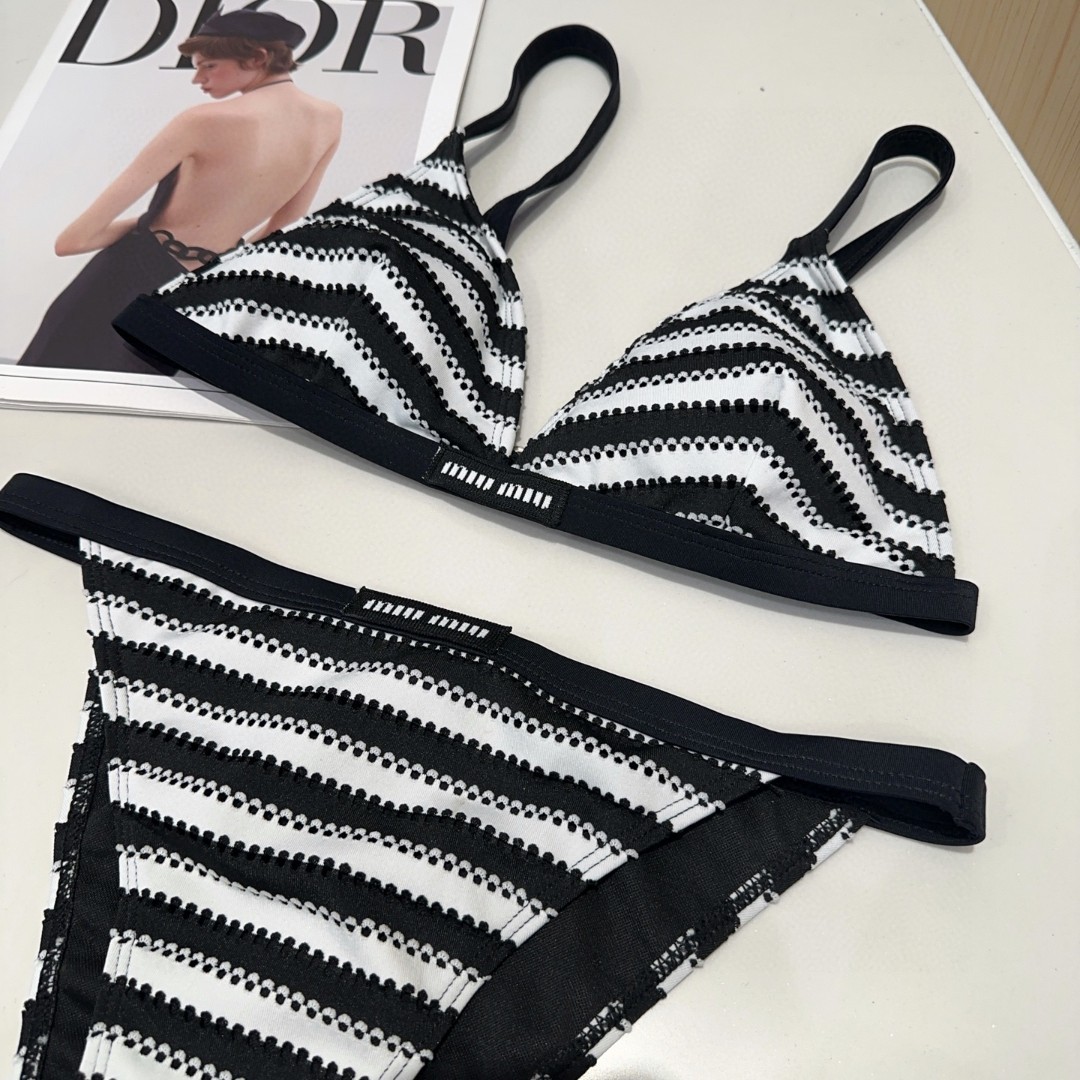 miumiu泳衣，实物实在太美了！拍不出来它的美😍谁穿谁美！很值得入手✋ SML