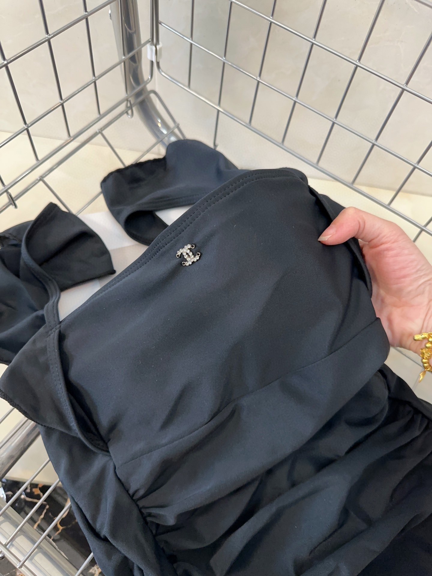 香奈儿泳衣，实物实在太美了！拍不出来它的美😍谁穿谁美！很值得入手✋ SML