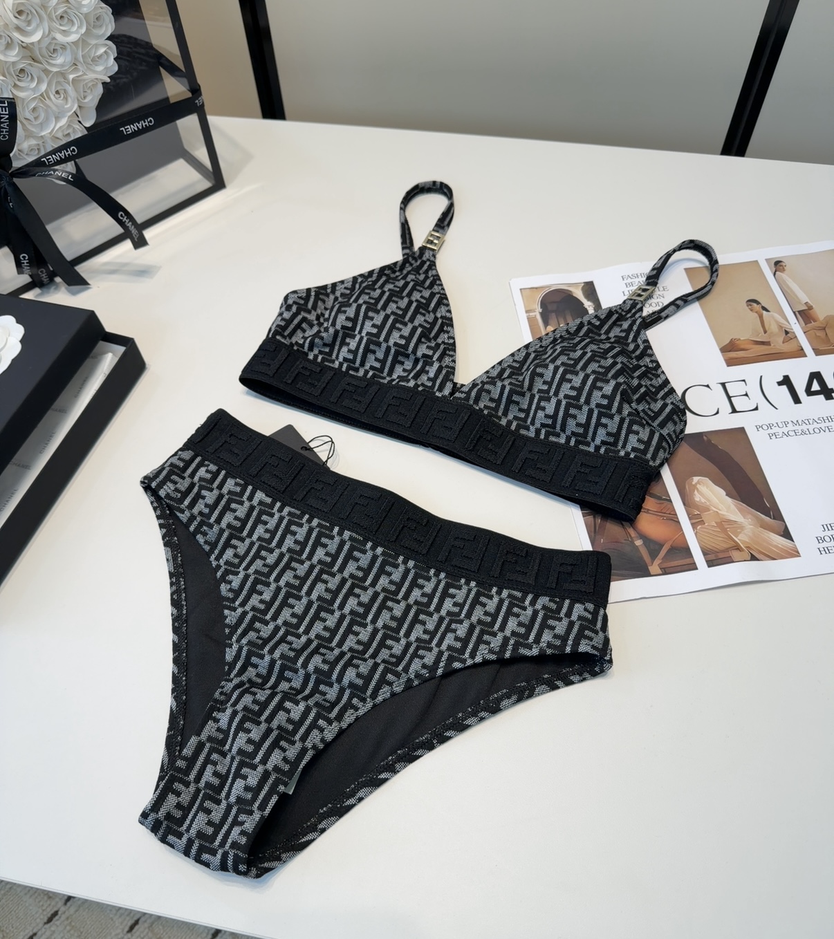 芬迪泳衣，时尚潮人必备！实物超级好看！海边度假拍照超级好！SML