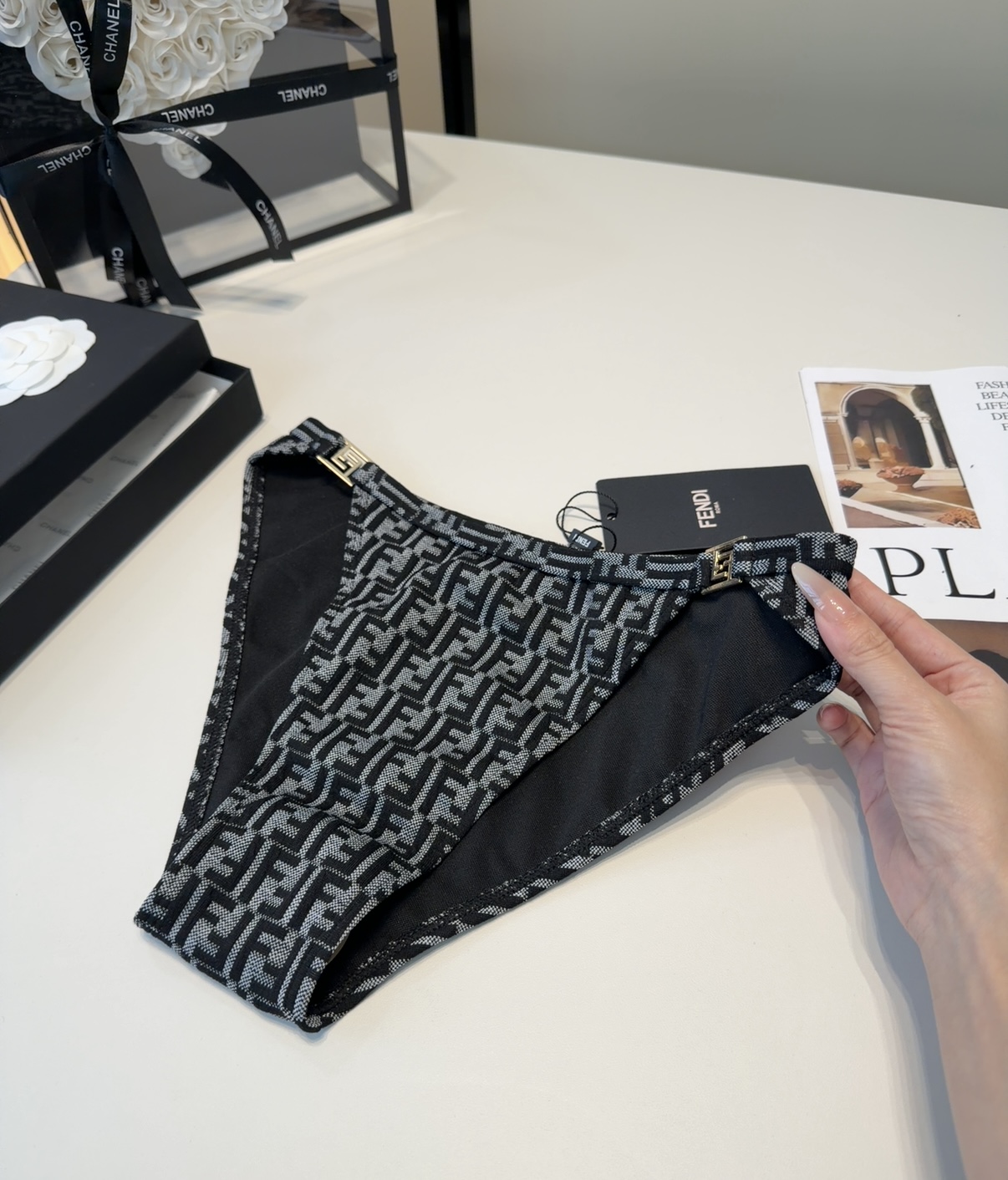 芬迪泳衣，时尚潮人必备！实物超级好看！海边度假拍照超级好！SML