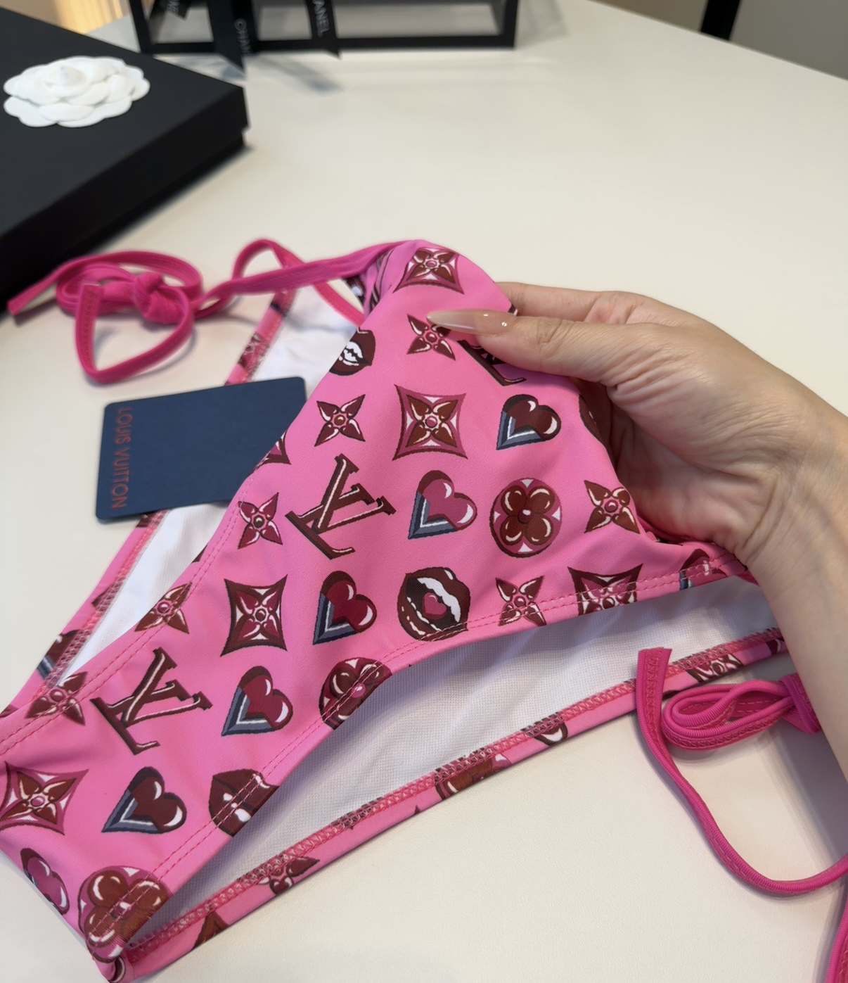 Lv泳衣，时尚潮人必备！实物超级好看！海边度假拍照超级好！SML