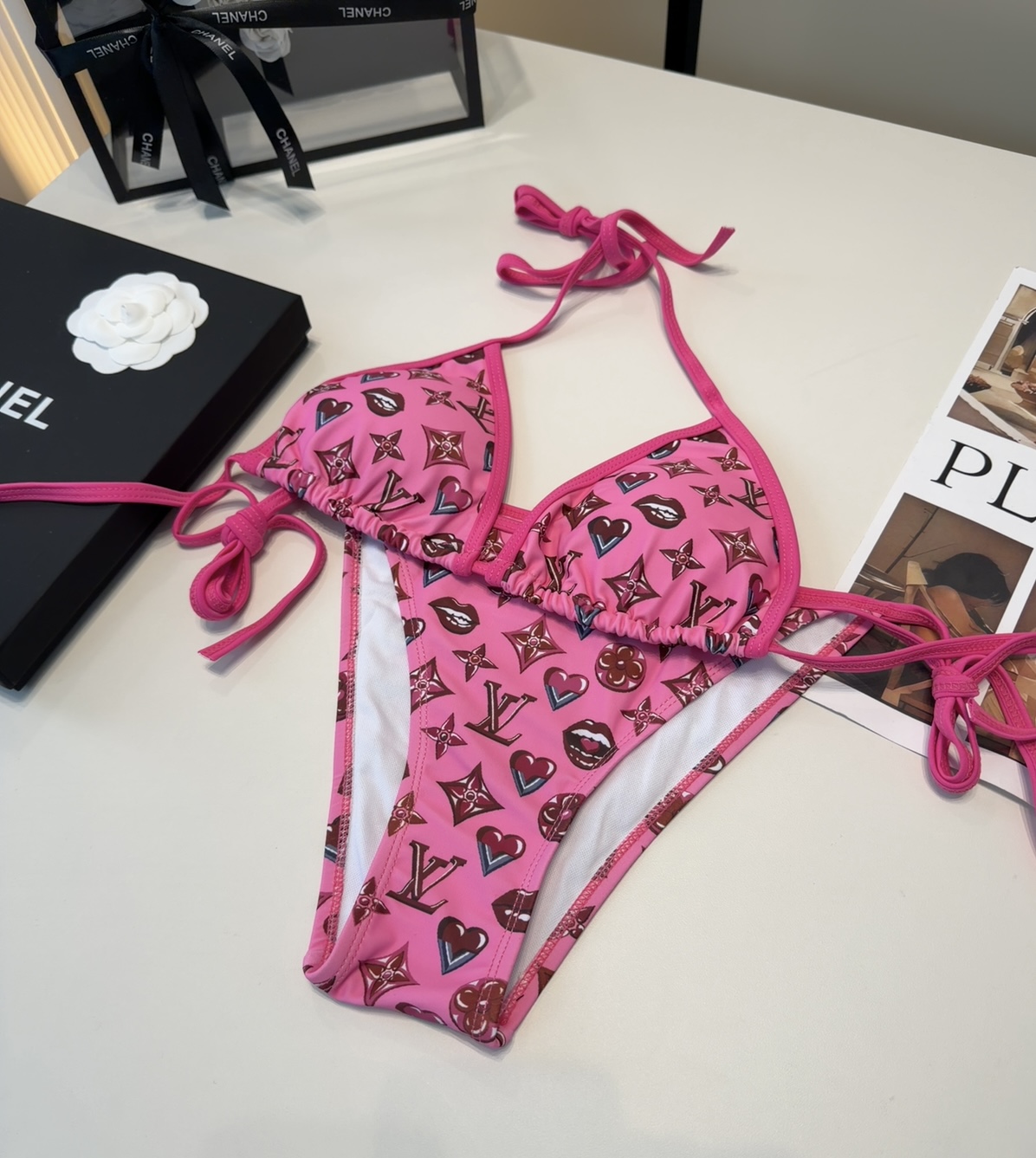 Lv泳衣，时尚潮人必备！实物超级好看！海边度假拍照超级好！SML