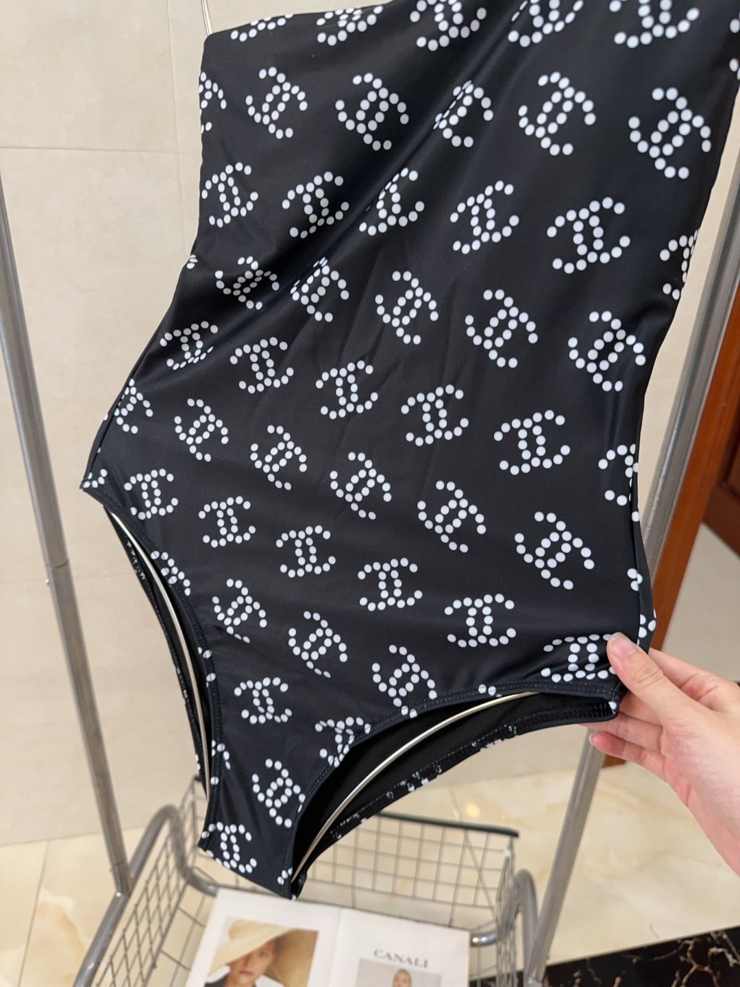 香奈儿泳衣，实物实在太美了！拍不出来它的美😍谁穿谁美！很值得入手✋ SML