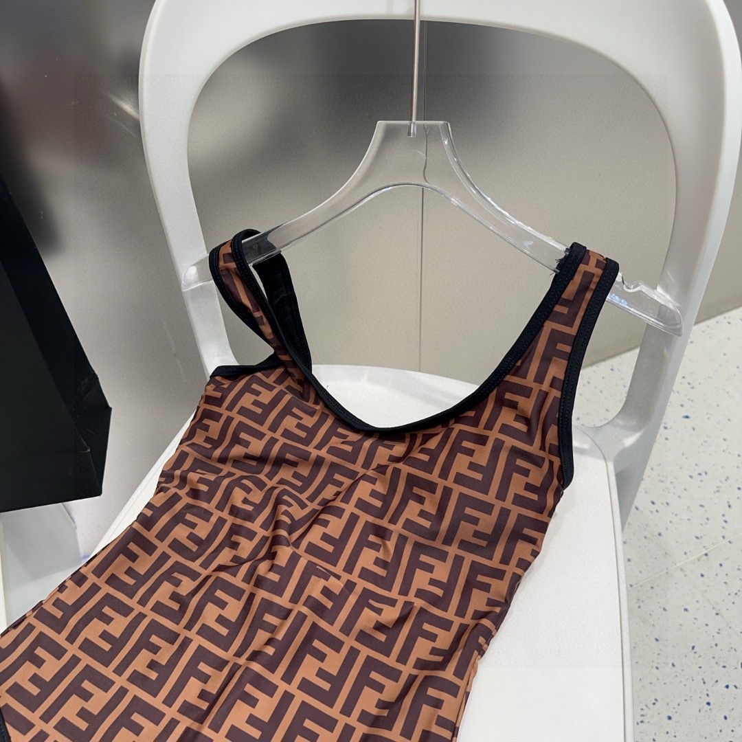 芬迪泳衣，时尚达人必备。超级显身材！SML