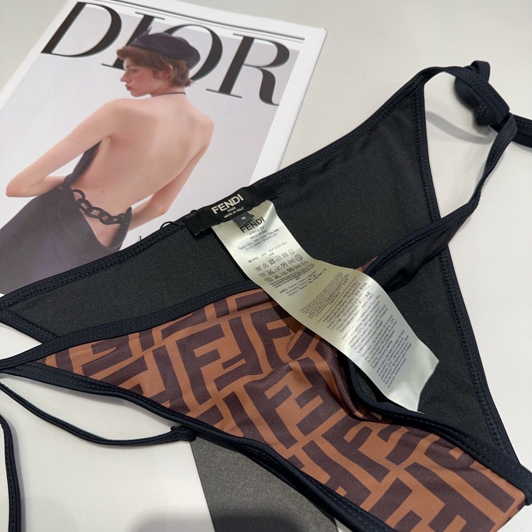 芬迪泳衣，实物实在太美了！拍不出来它的美😍谁穿谁美！很值得入手✋ SML