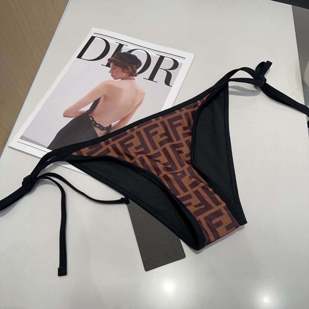 芬迪泳衣，实物实在太美了！拍不出来它的美😍谁穿谁美！很值得入手✋ SML