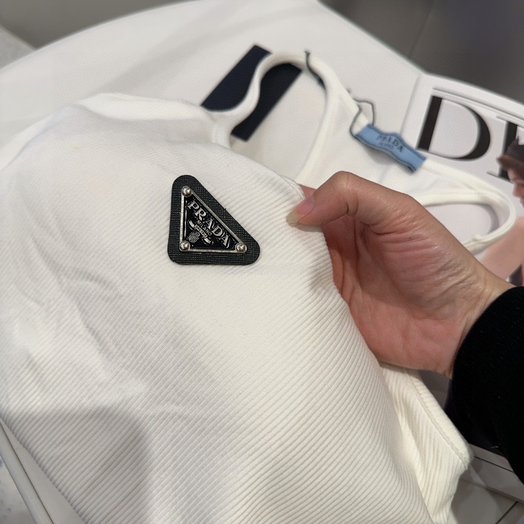 普拉达上衣背心基础简约 经典百搭 时髦高级均码