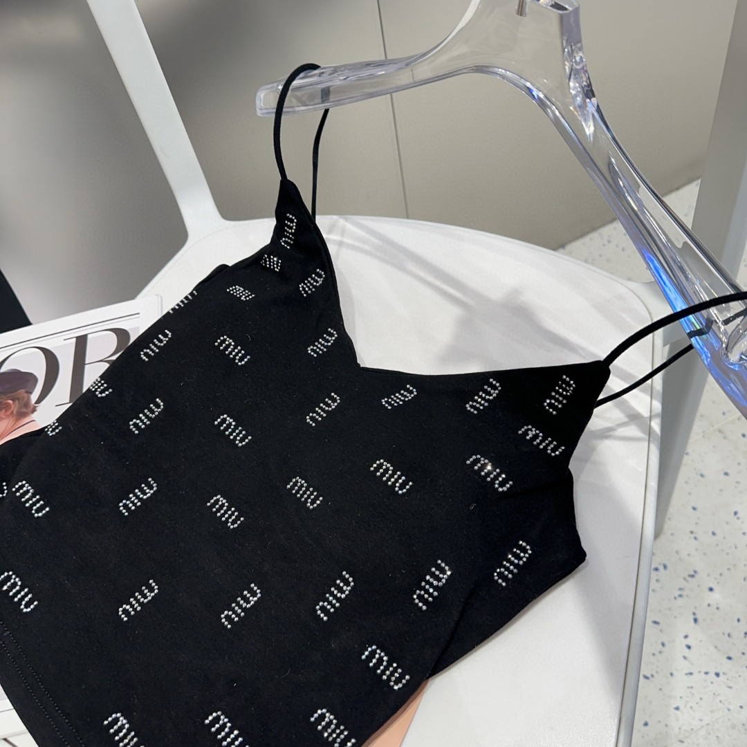 miumiu烫钻小背心，自带杯垫，搭外套单穿超🔥爆均码