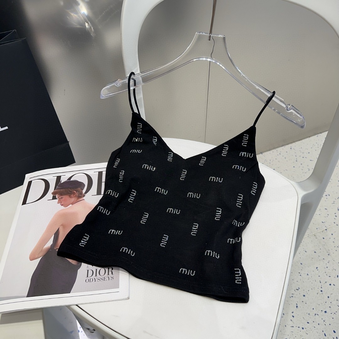 miumiu烫钻小背心，自带杯垫，搭外套单穿超🔥爆均码