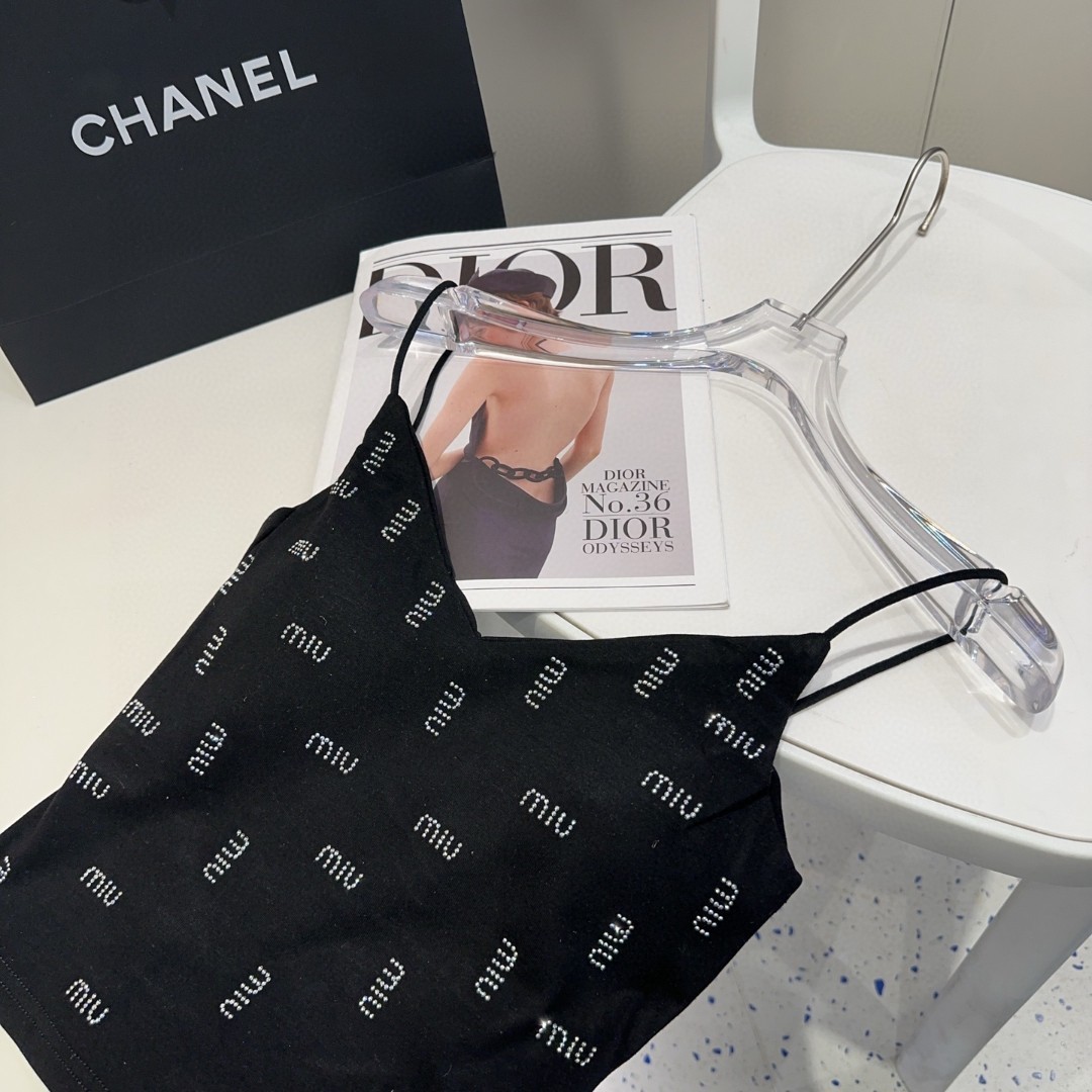 miumiu烫钻小背心，自带杯垫，搭外套单穿超🔥爆均码