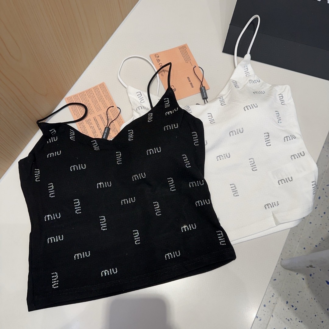 miumiu烫钻小背心，自带杯垫，搭外套单穿超🔥爆均码