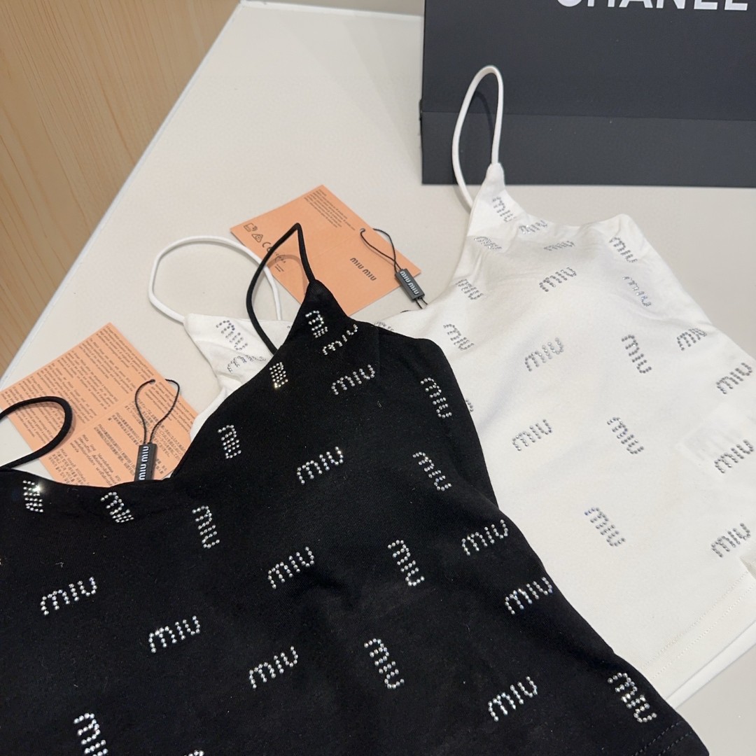 miumiu烫钻小背心，自带杯垫，搭外套单穿超🔥爆均码