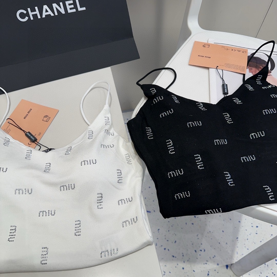 miumiu烫钻小背心，自带杯垫，搭外套单穿超🔥爆均码