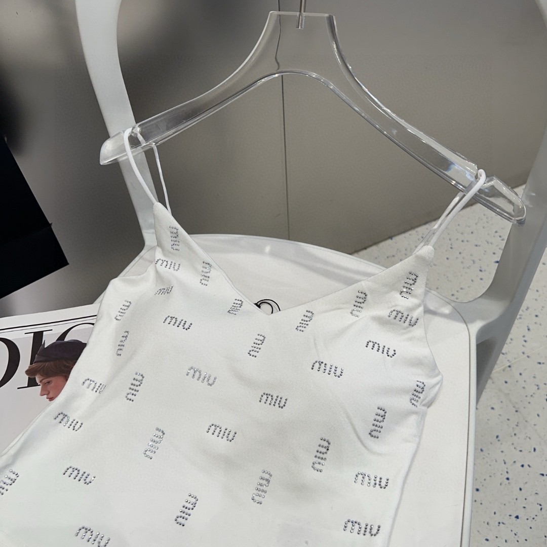 miumiu烫钻小背心，自带杯垫，搭外套单穿超🔥爆均码