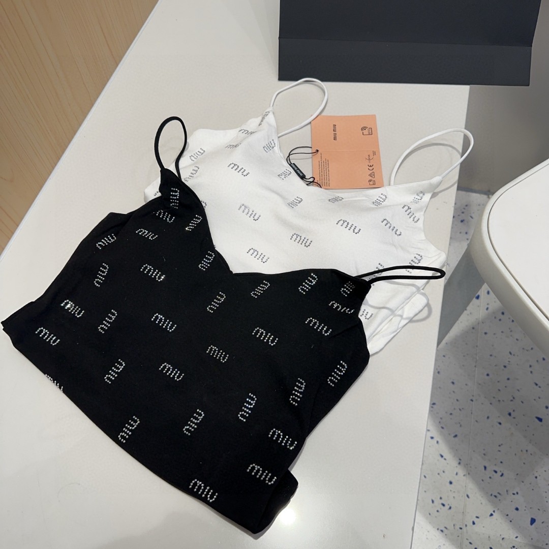 miumiu烫钻小背心，自带杯垫，搭外套单穿超🔥爆均码