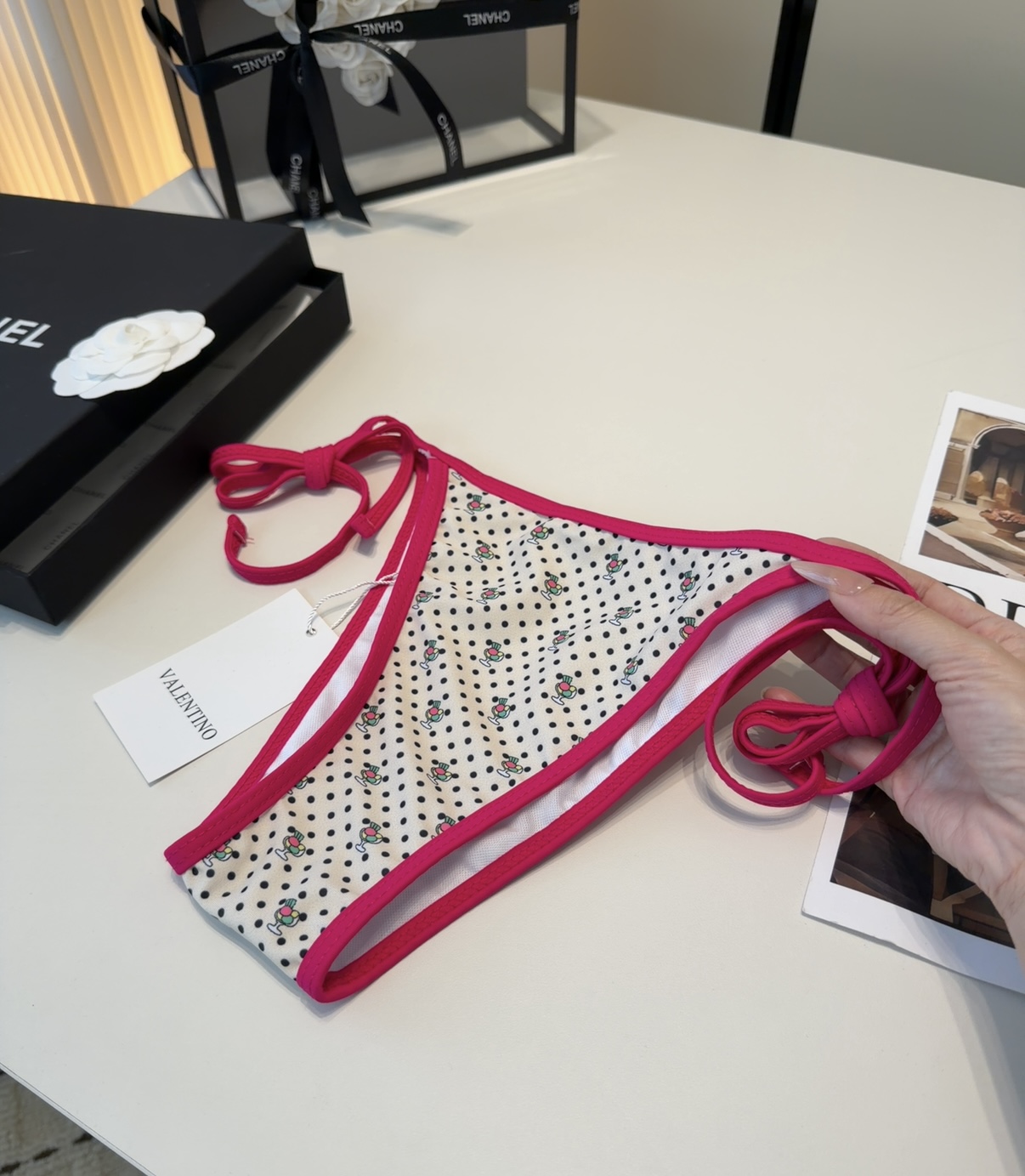 华伦天奴泳衣，时尚潮人必备！实物超级好看！海边度假拍照超级好！SML