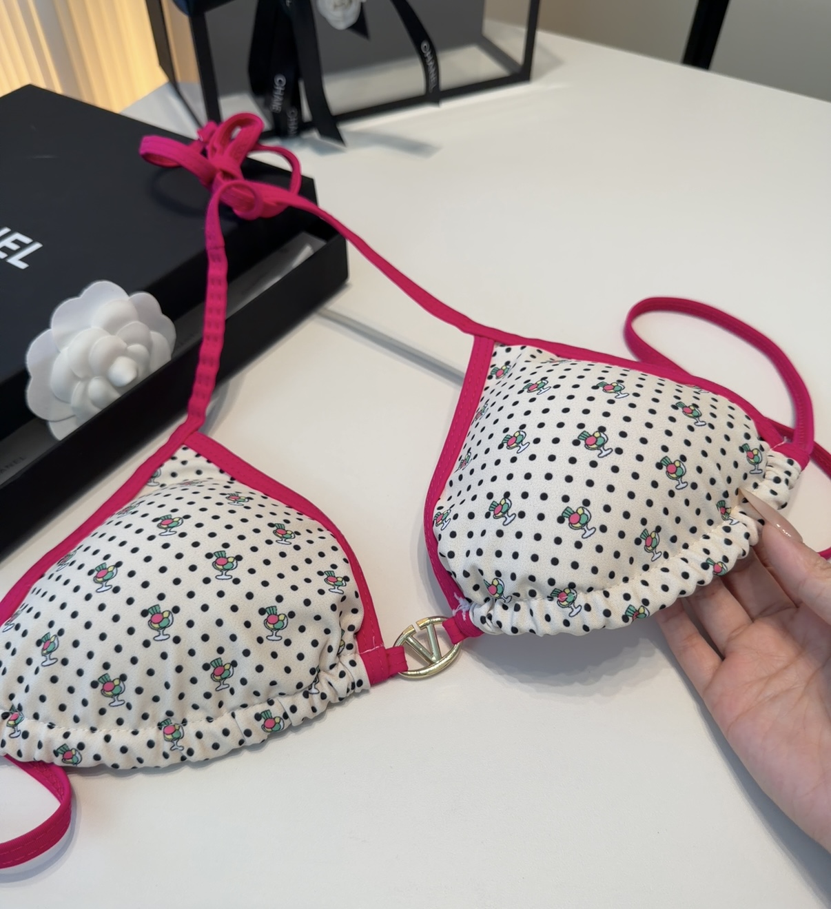 华伦天奴泳衣，时尚潮人必备！实物超级好看！海边度假拍照超级好！SML