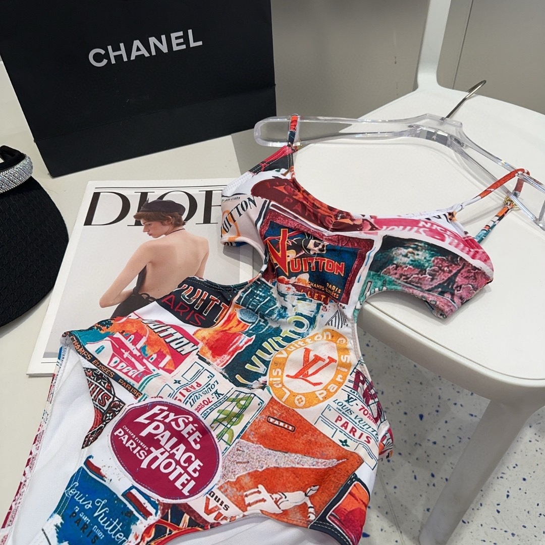 Lv泳衣，时尚潮人必备！实物超级好看！海边度假拍照超级好！SML