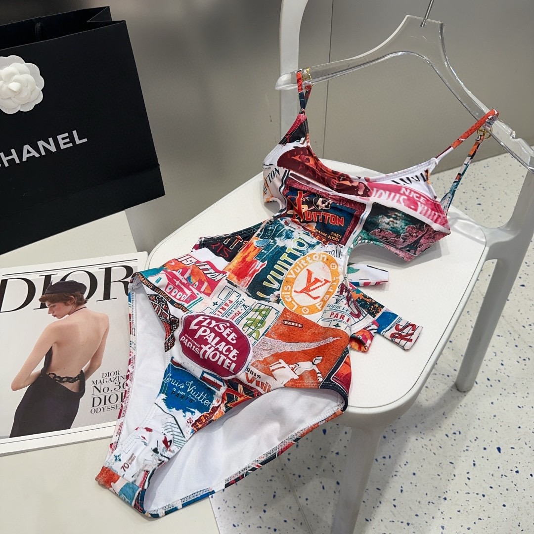 Lv泳衣，时尚潮人必备！实物超级好看！海边度假拍照超级好！SML