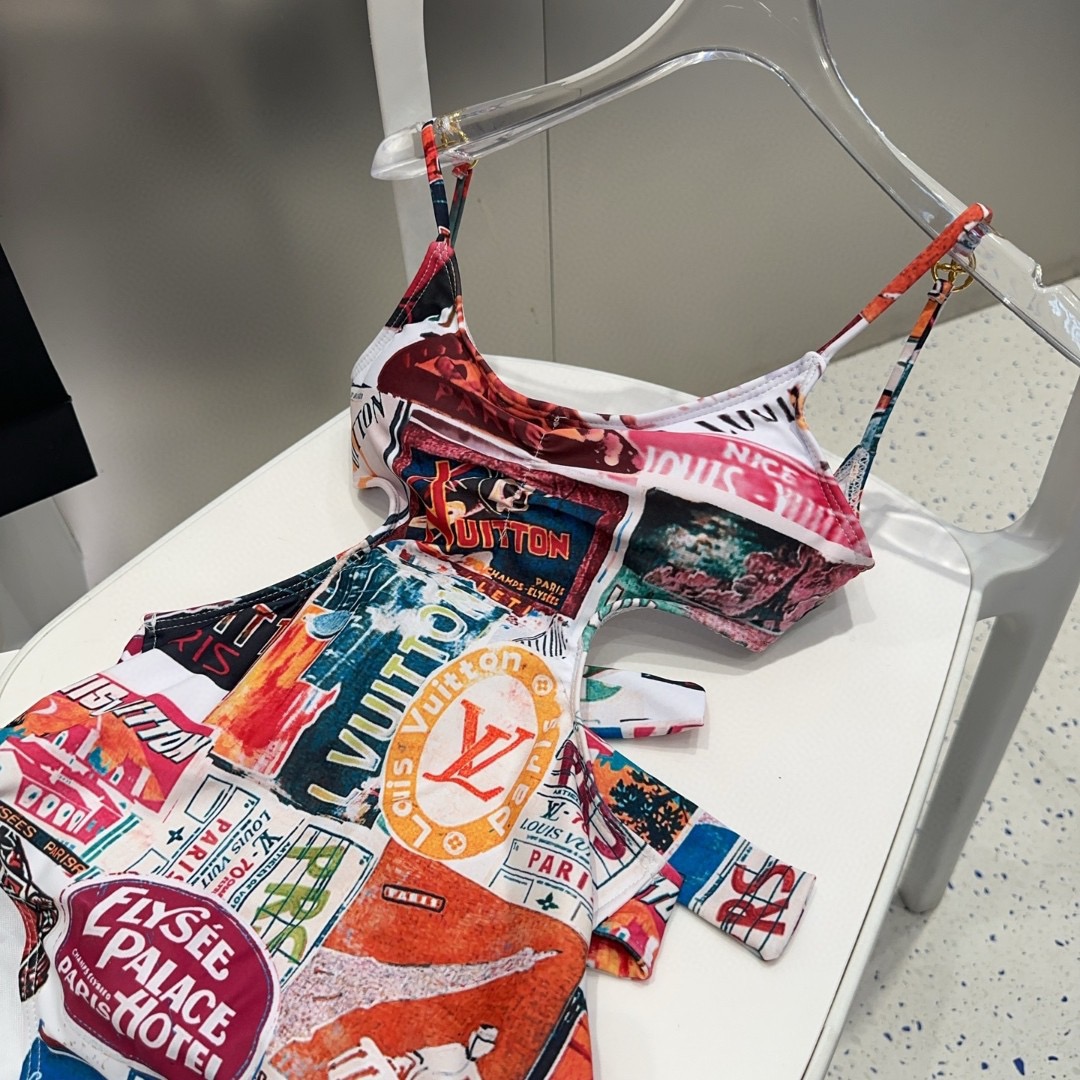 Lv泳衣，时尚潮人必备！实物超级好看！海边度假拍照超级好！SML