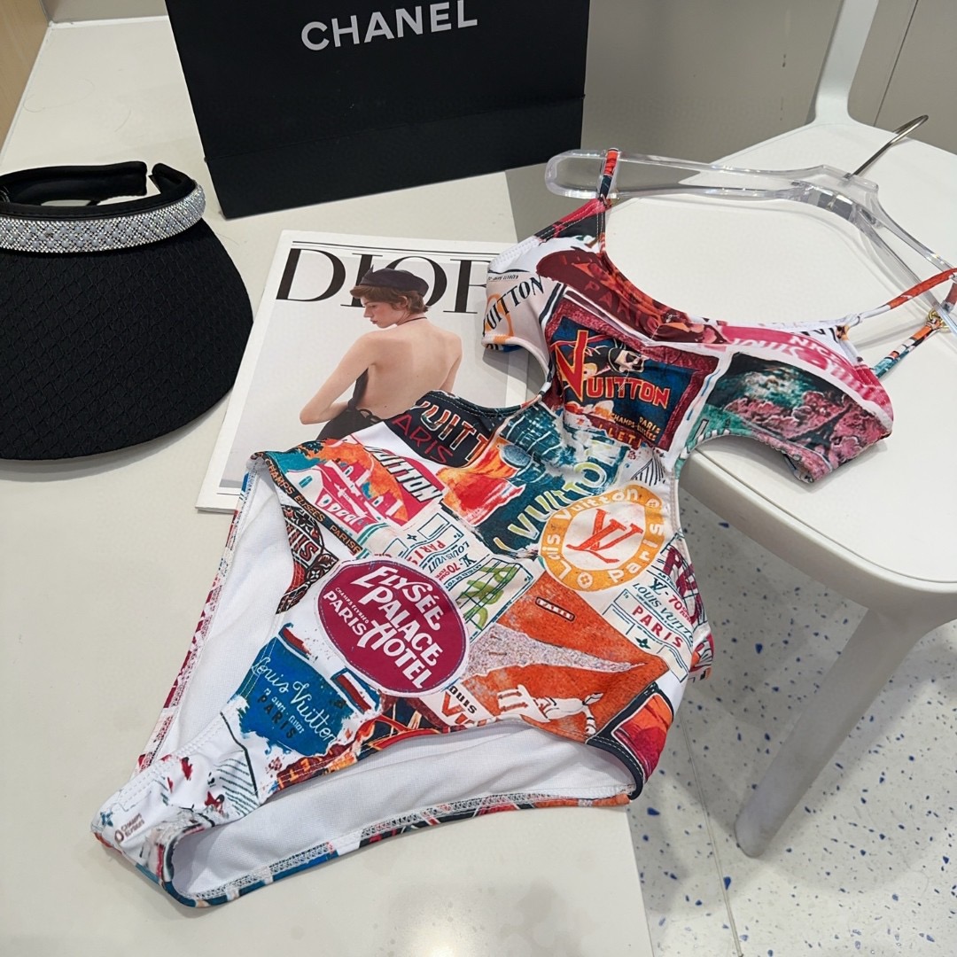 Lv泳衣，时尚潮人必备！实物超级好看！海边度假拍照超级好！SML