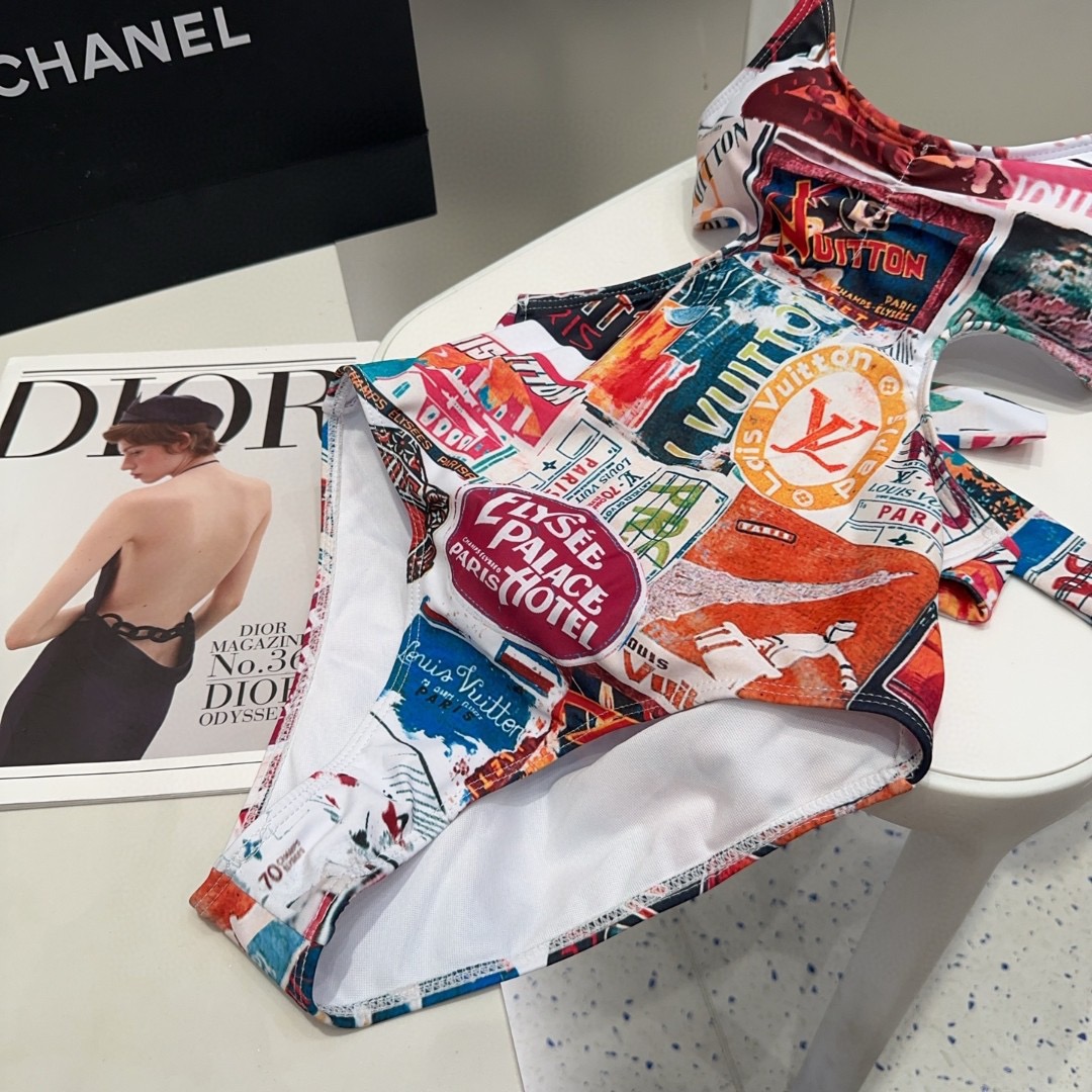 Lv泳衣，时尚潮人必备！实物超级好看！海边度假拍照超级好！SML