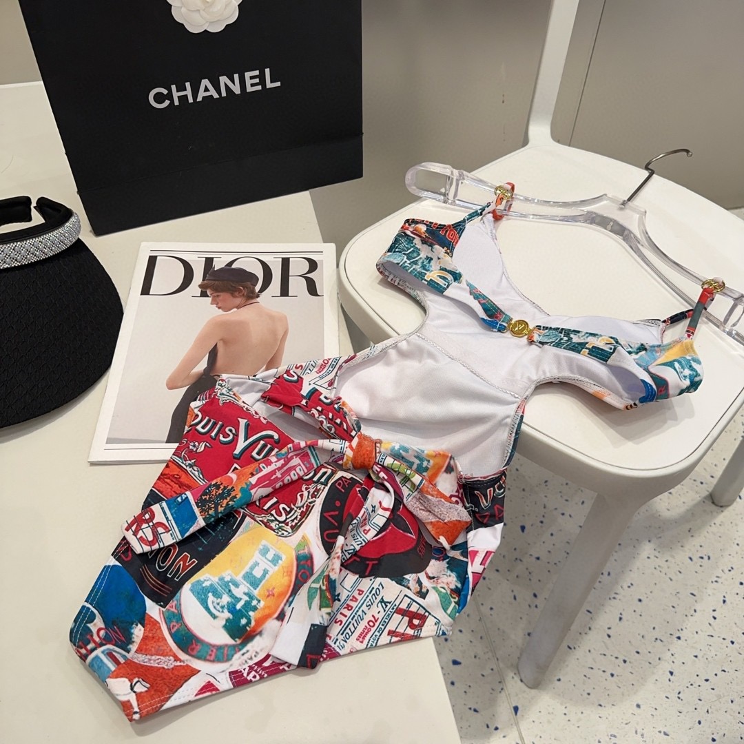 Lv泳衣，时尚潮人必备！实物超级好看！海边度假拍照超级好！SML