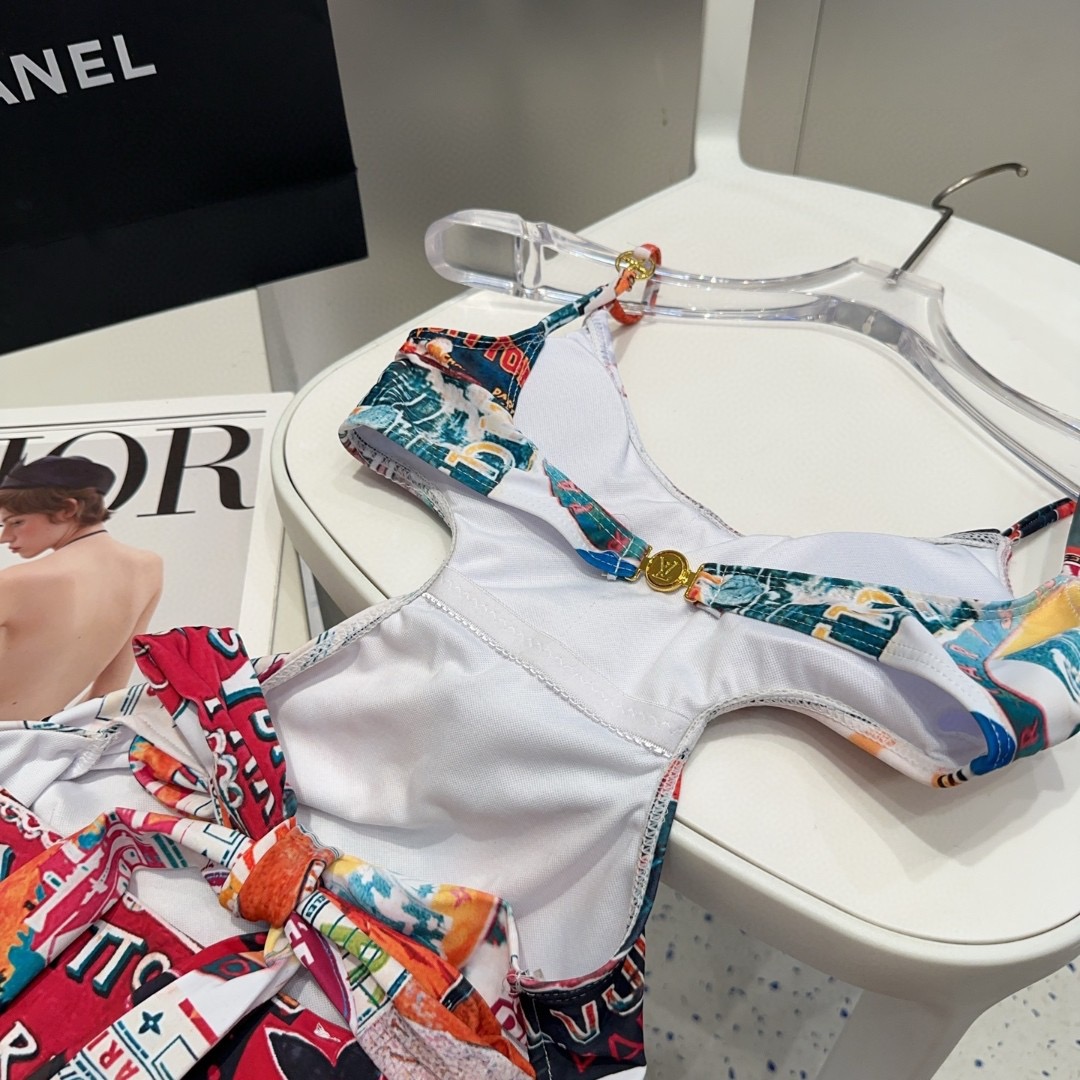 Lv泳衣，时尚潮人必备！实物超级好看！海边度假拍照超级好！SML