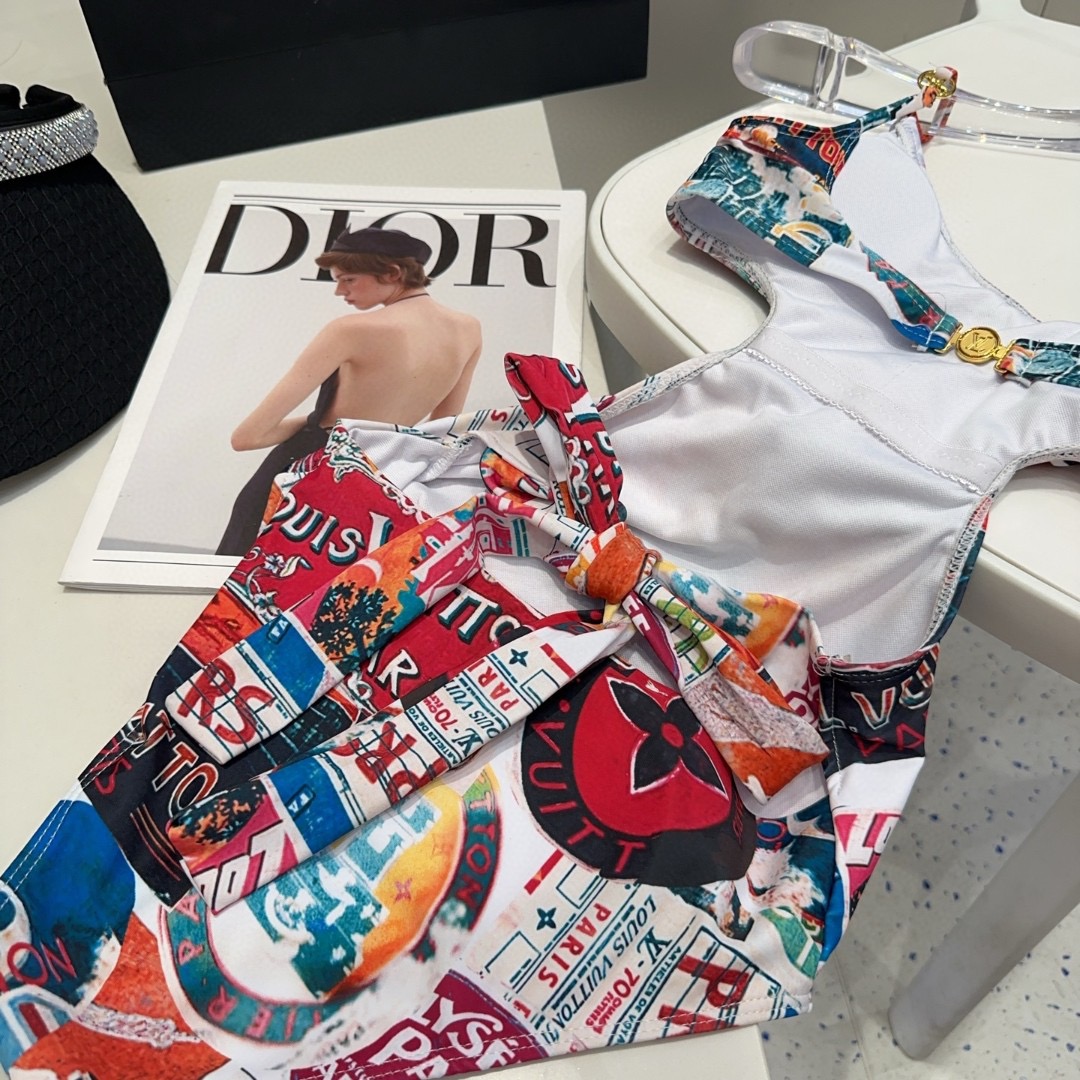 Lv泳衣，时尚潮人必备！实物超级好看！海边度假拍照超级好！SML