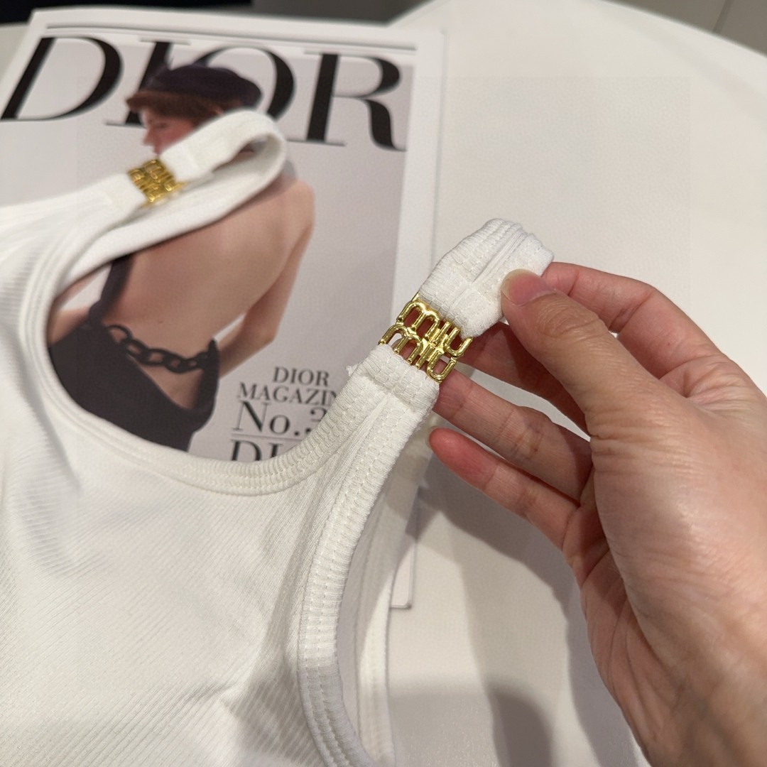miumiu背心，搭外套单穿超。爆均码