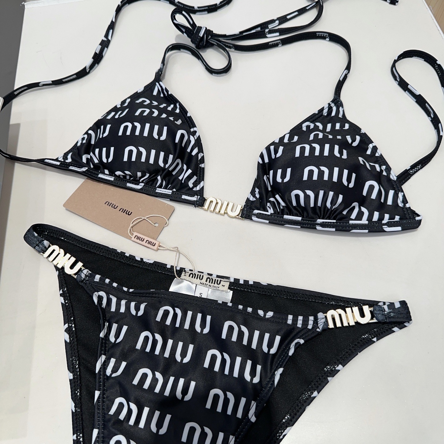 miumiu泳衣，实物实在太美了！拍不出来它的美😍谁穿谁美！很值得入手✋ SML