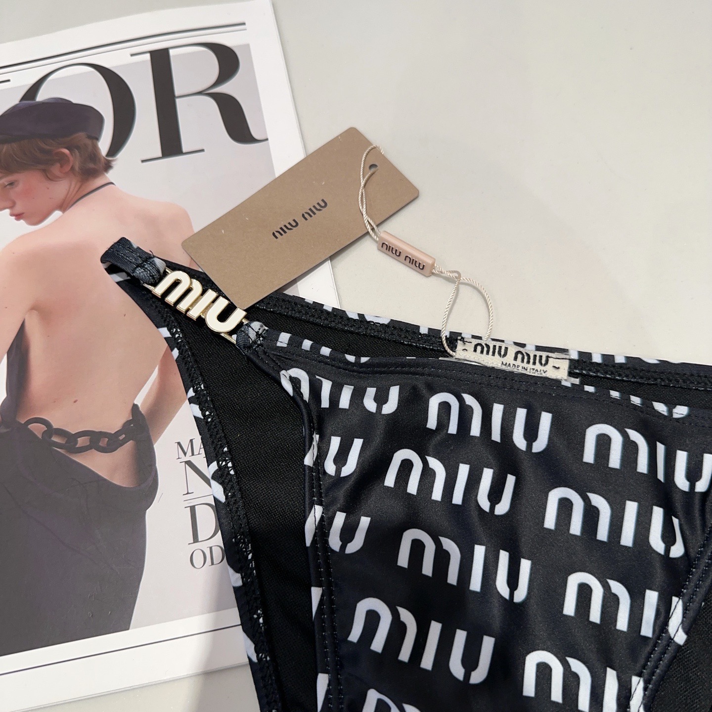 miumiu泳衣，实物实在太美了！拍不出来它的美😍谁穿谁美！很值得入手✋ SML
