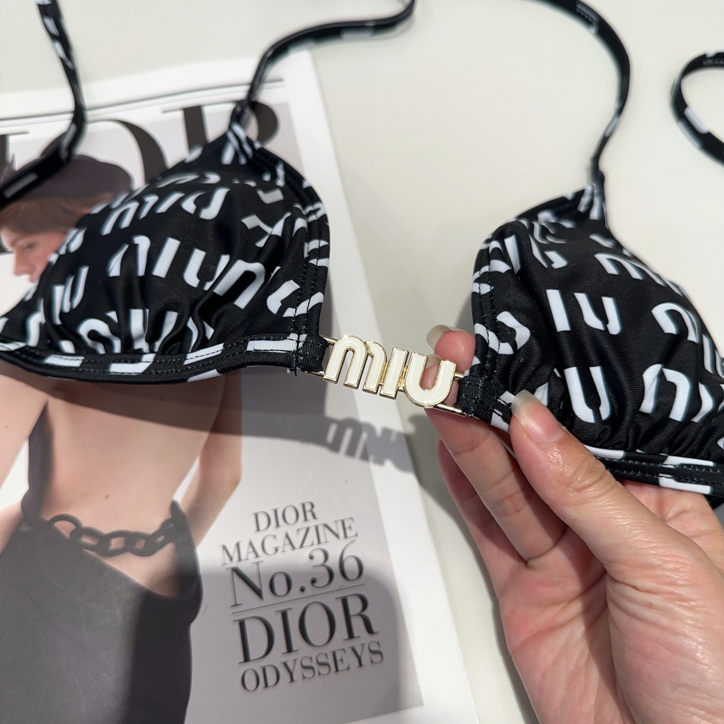 miumiu泳衣，实物实在太美了！拍不出来它的美😍谁穿谁美！很值得入手✋ SML