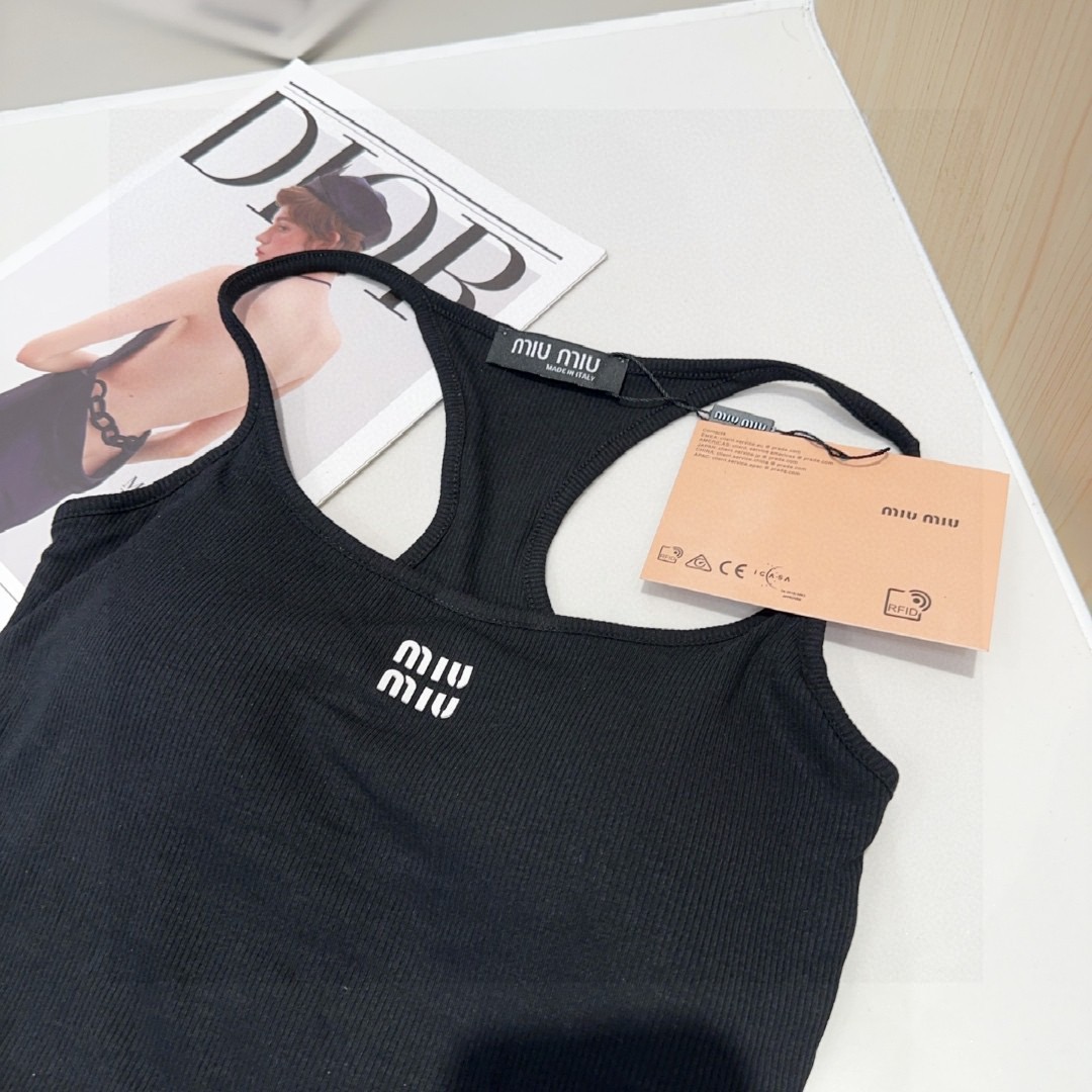 miumiu背心，搭外套单穿超。爆均码