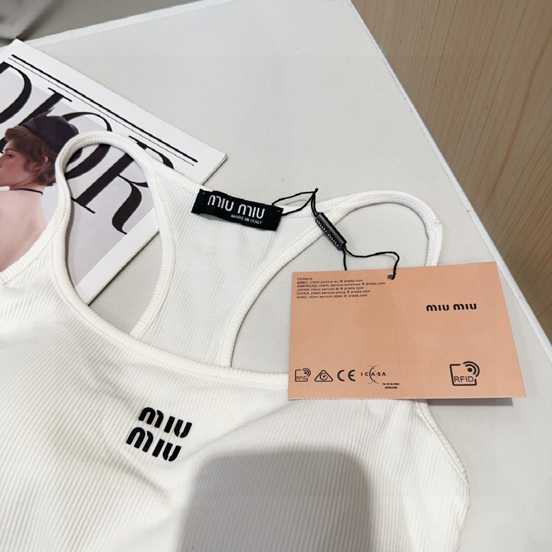 miumiu背心，搭外套单穿超。爆均码