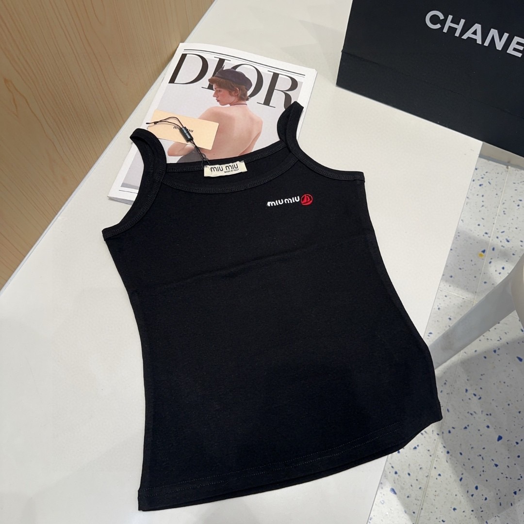 miumiu背心，搭外套单穿超。爆均码