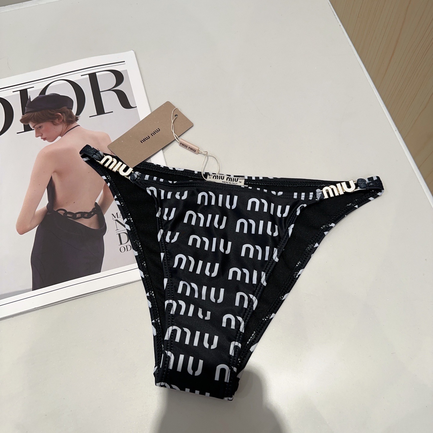 miumiu泳衣，实物实在太美了！拍不出来它的美😍谁穿谁美！很值得入手✋ SML