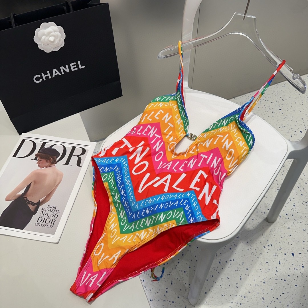 NO:815145,Valentino swimsuit, the upper body is slim and beautiful!  Wear very fashionable SML swimsuits, swimsuits, bikinis, swimsuits, swimming trunks, bikinis, valentino, swimsuits, bikinis19860909华伦天奴泳衣,上身显瘦而且好看！穿着很洋气SML泳衣泳裤比基尼,泳衣，泳裤，比基尼,valentino,swimsuits,bikinis,accessory