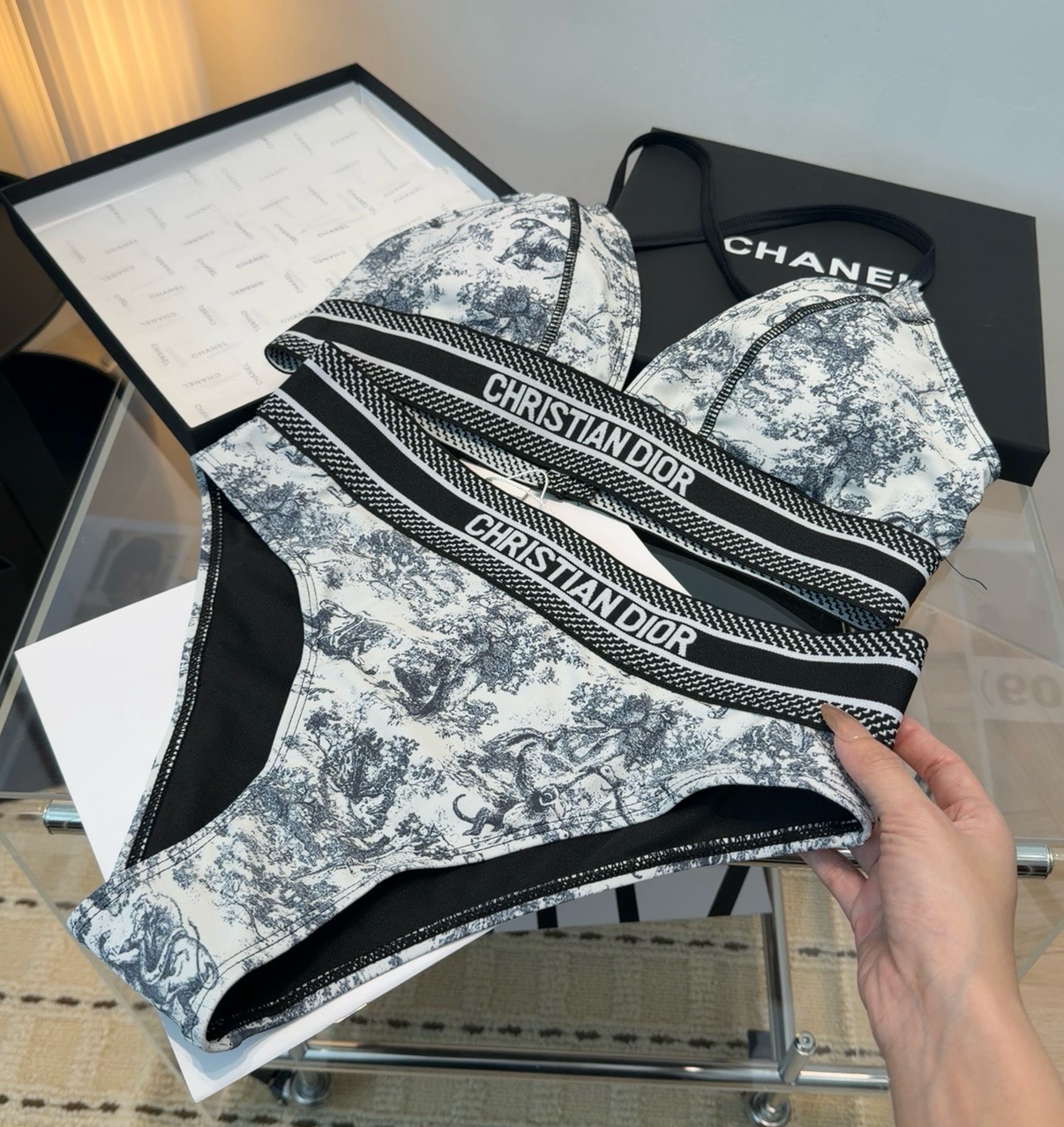 NO:855816,Dior swimsuit, the upper body is slim and beautiful!  Wear very fashionable SML swimsuit, swim trunks, bikini, swimsuit, swimming trunks, bikini, dior, swimsuits, bikinis19860909迪奥泳衣,上身显瘦而且好看！穿着很洋气SML泳衣泳裤比基尼,泳衣，泳裤，比基尼,dior,swimsuits,bikinis,accessory