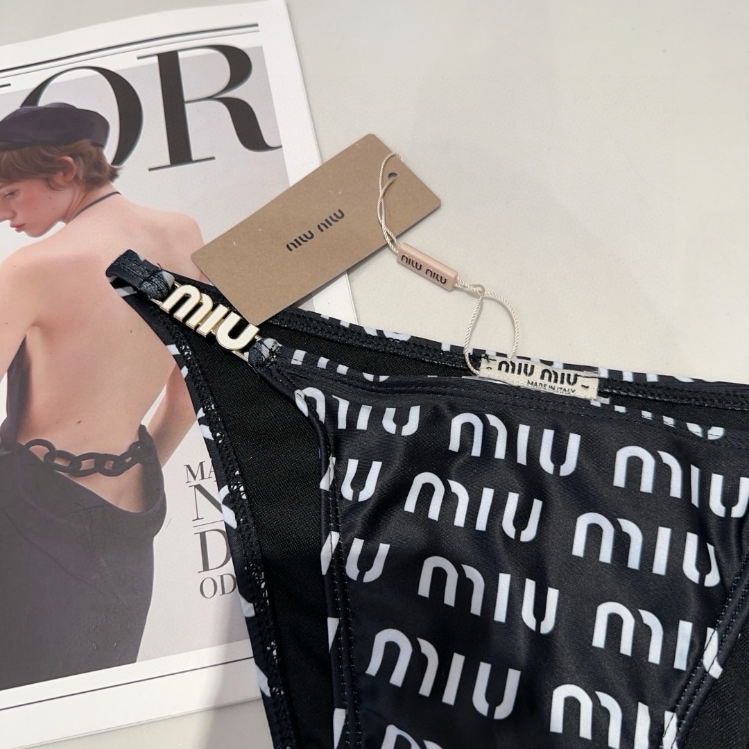 miumiu泳衣，实物实在太美了！拍不出来它的美😍谁穿谁美！很值得入手✋ SML