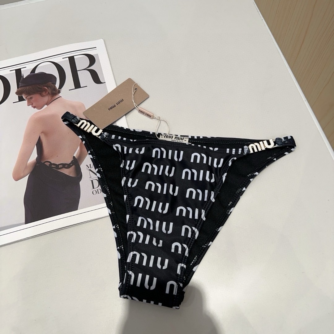 miumiu泳衣，实物实在太美了！拍不出来它的美😍谁穿谁美！很值得入手✋ SML