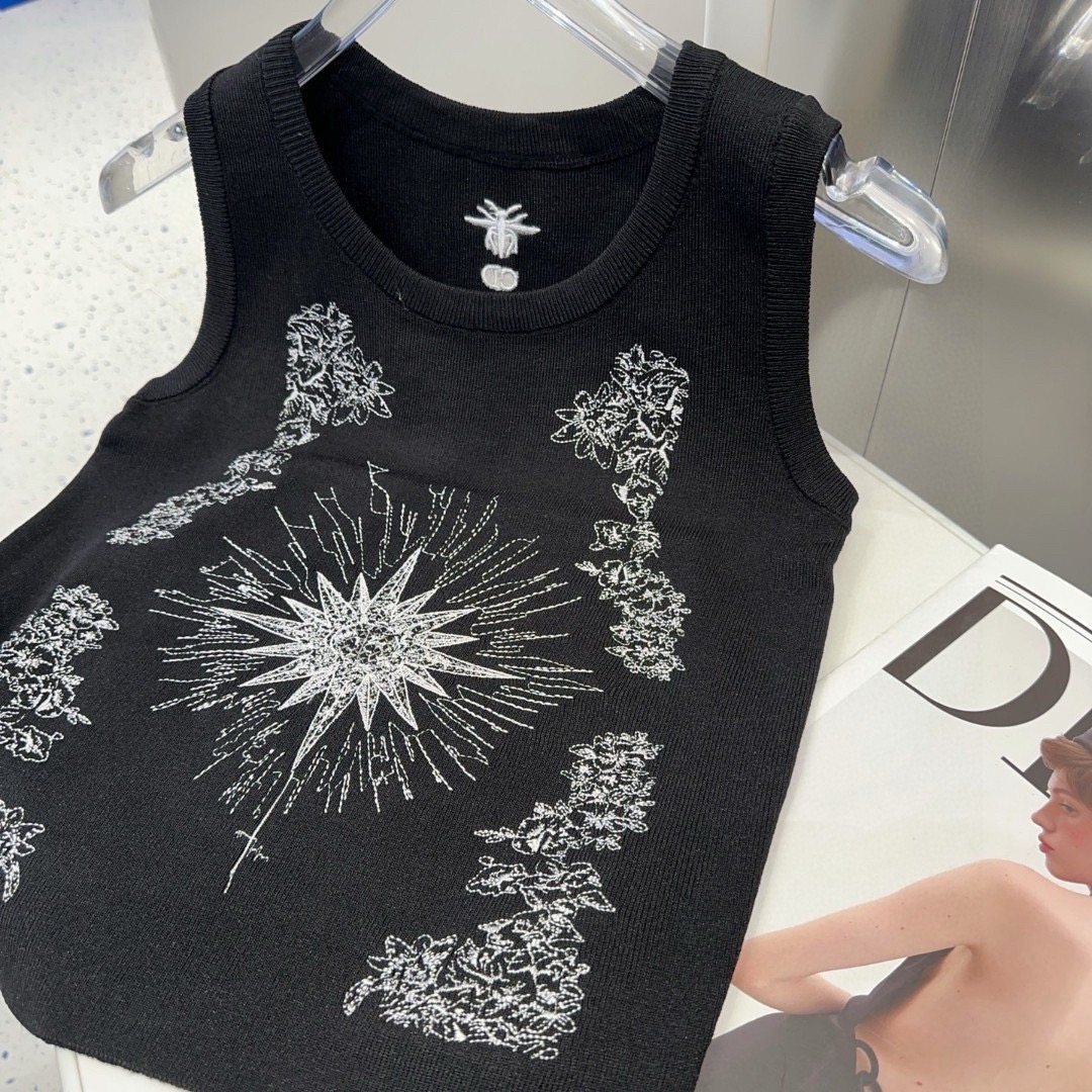 迪奥小背心，搭外套单穿超。爆均码