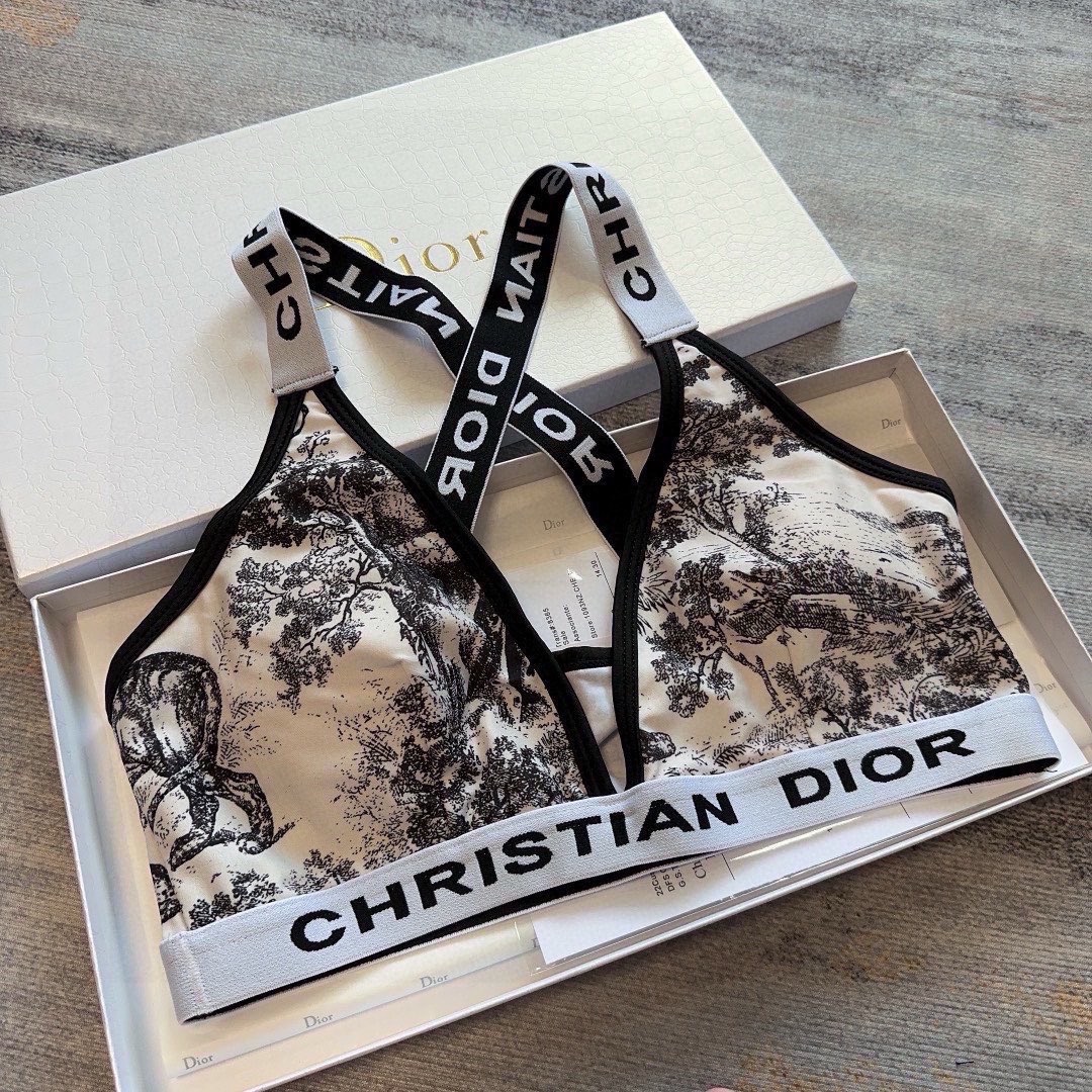 dior 动物园系列分体泳衣，印花生动清晰，可以拉长腿部比例！这个印花很衬肤色😍上身超级舒服！雅致又耐看