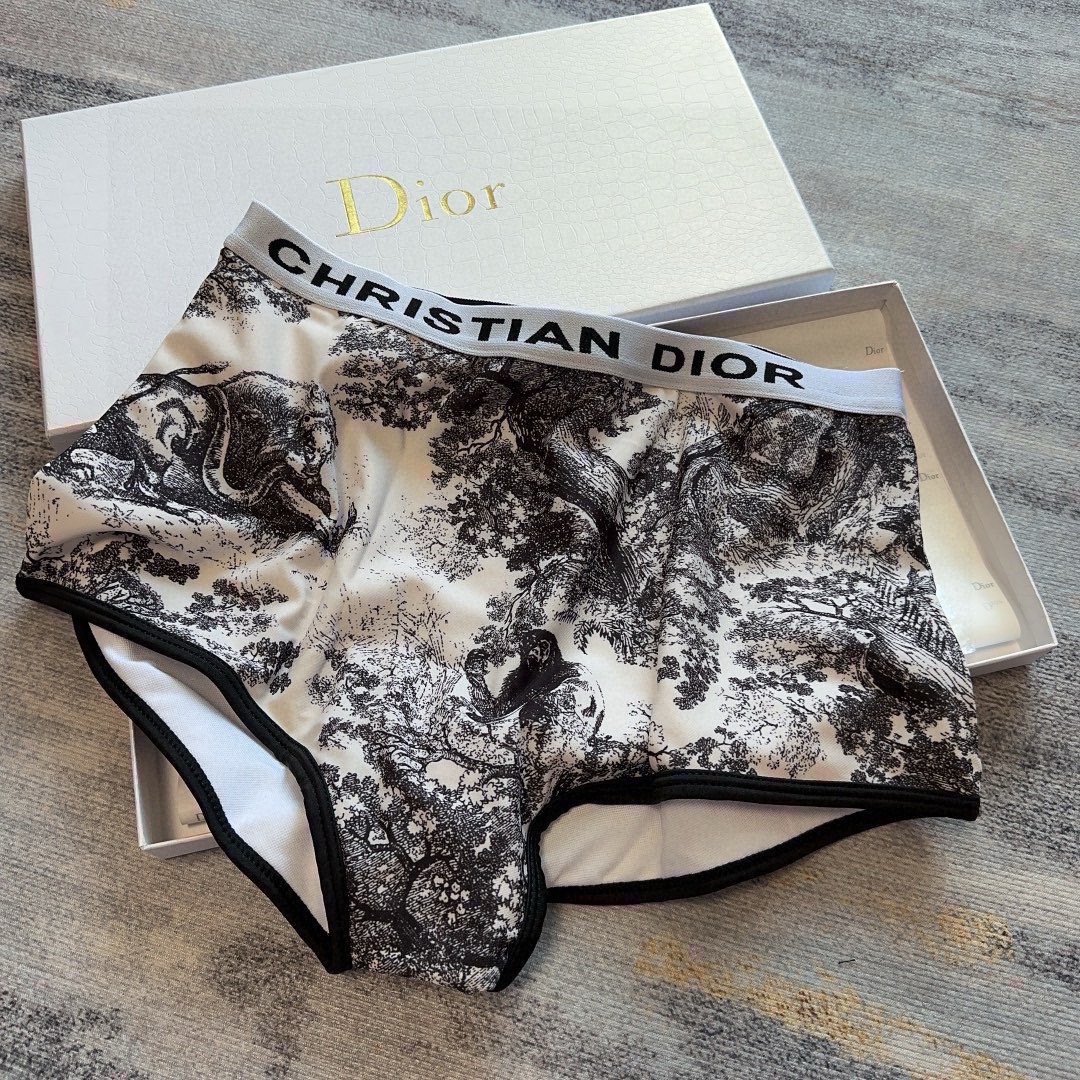 dior 动物园系列分体泳衣，印花生动清晰，可以拉长腿部比例！这个印花很衬肤色😍上身超级舒服！雅致又耐看