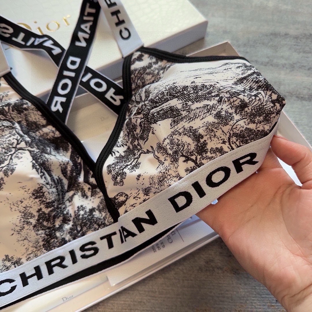 dior 动物园系列分体泳衣，印花生动清晰，可以拉长腿部比例！这个印花很衬肤色😍上身超级舒服！雅致又耐看