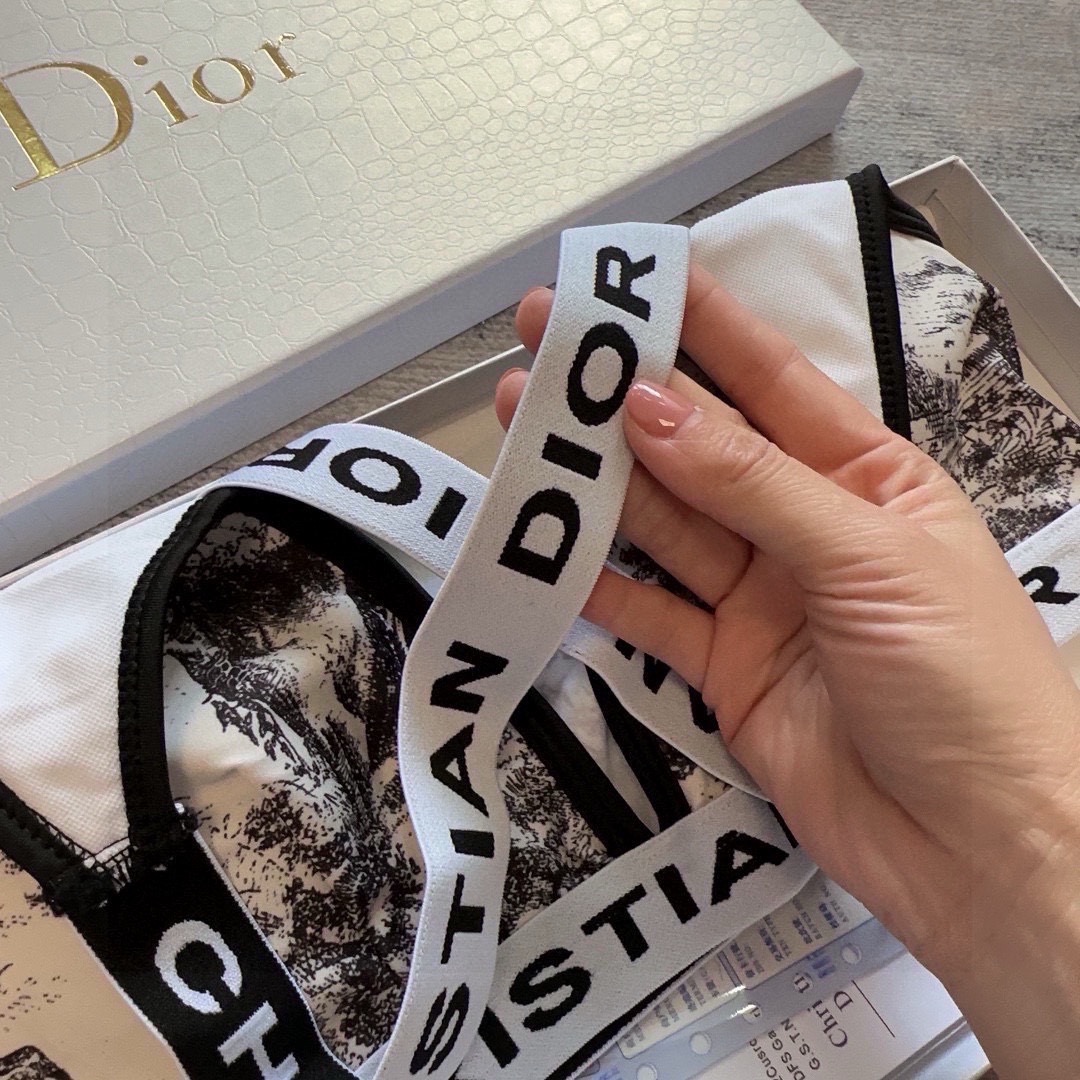 dior 动物园系列分体泳衣，印花生动清晰，可以拉长腿部比例！这个印花很衬肤色😍上身超级舒服！雅致又耐看