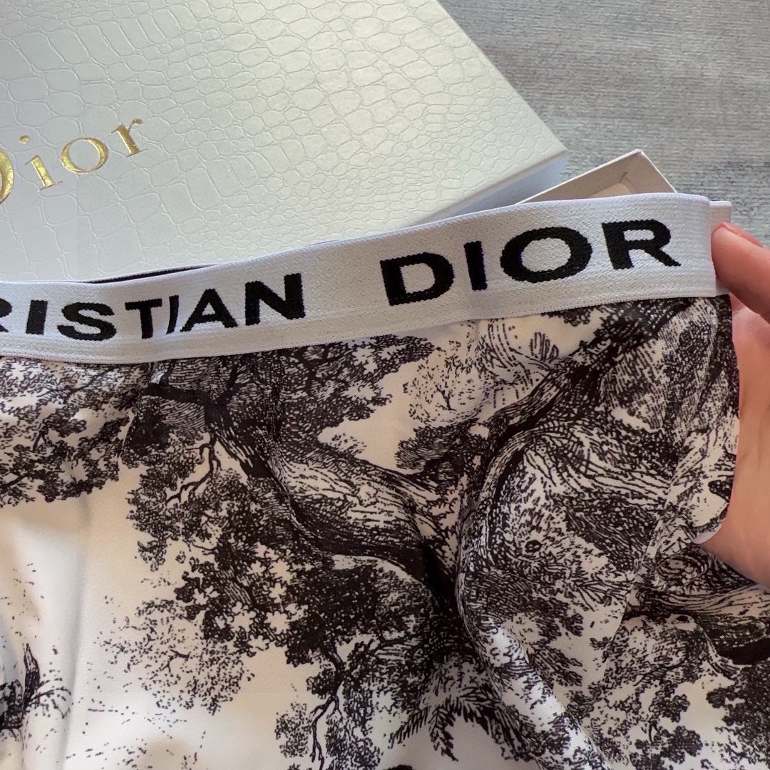 dior 动物园系列分体泳衣，印花生动清晰，可以拉长腿部比例！这个印花很衬肤色😍上身超级舒服！雅致又耐看