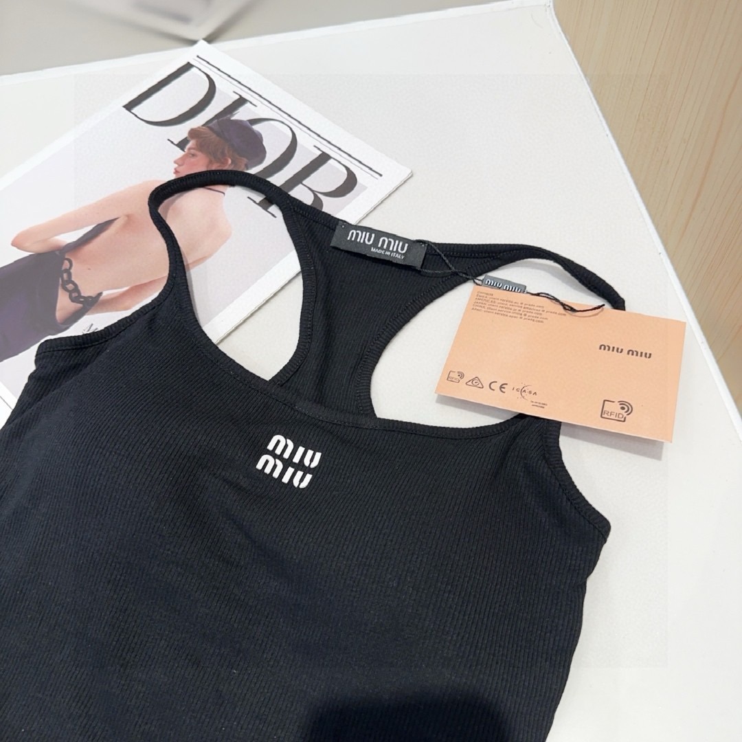 miumiu背心，搭外套单穿超。爆均码
